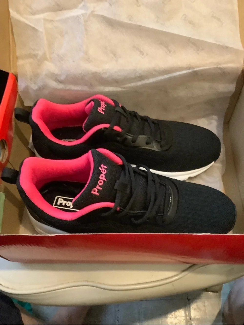 New in the box PROPET 10W Stability Strive Walking Sneakers Black & Hot Pink New